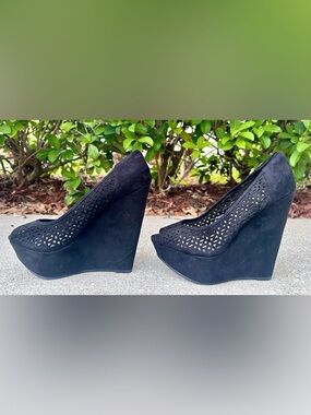 Breckelle’s Black Wedge Heels Size 10 Laser Cut Peep Toe Platform Vintage